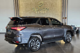 TOYOTA HILUX SW4 2.8 D-4D TURBO DIESEL SRX PLATINUM 7L 4X4 AUTOMÁTICO