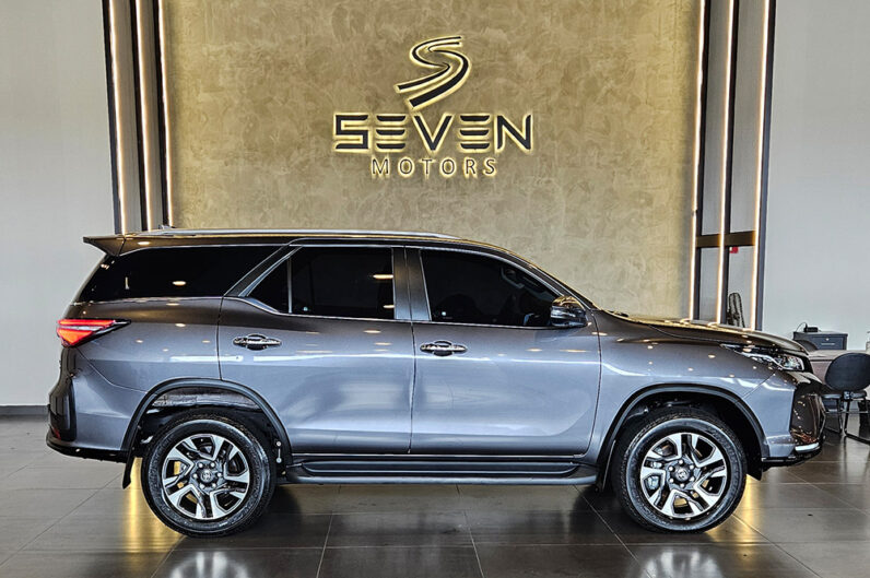 TOYOTA HILUX SW4 2.8 D-4D TURBO DIESEL SRX PLATINUM 7L 4X4 AUTOMÁTICO