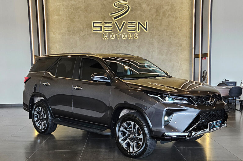 TOYOTA HILUX SW4 2.8 D-4D TURBO DIESEL SRX PLATINUM 7L 4X4 AUTOMÁTICO