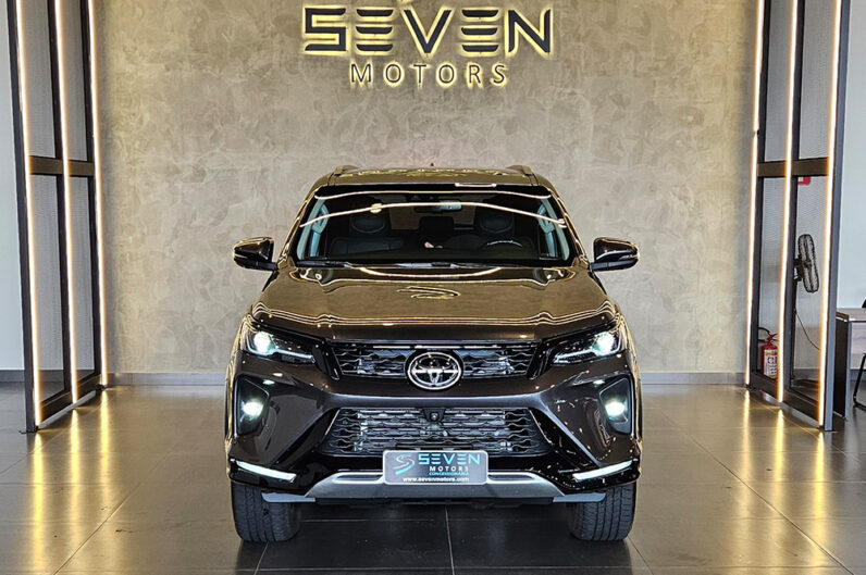 TOYOTA HILUX SW4 2.8 D-4D TURBO DIESEL SRX PLATINUM 7L 4X4 AUTOMÁTICO