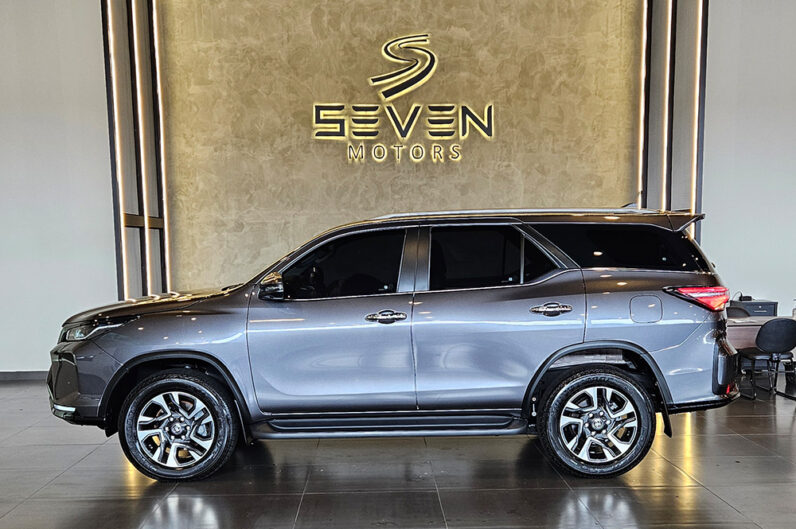 TOYOTA HILUX SW4 2.8 D-4D TURBO DIESEL SRX PLATINUM 7L 4X4 AUTOMÁTICO