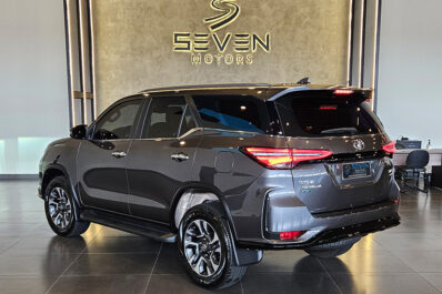 TOYOTA HILUX SW4 2.8 D-4D TURBO DIESEL SRX PLATINUM 7L 4X4 AUTOMÁTICO