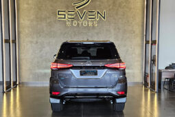 TOYOTA HILUX SW4 2.8 D-4D TURBO DIESEL SRX PLATINUM 7L 4X4 AUTOMÁTICO