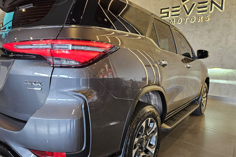 TOYOTA HILUX SW4 2.8 D-4D TURBO DIESEL SRX PLATINUM 7L 4X4 AUTOMÁTICO