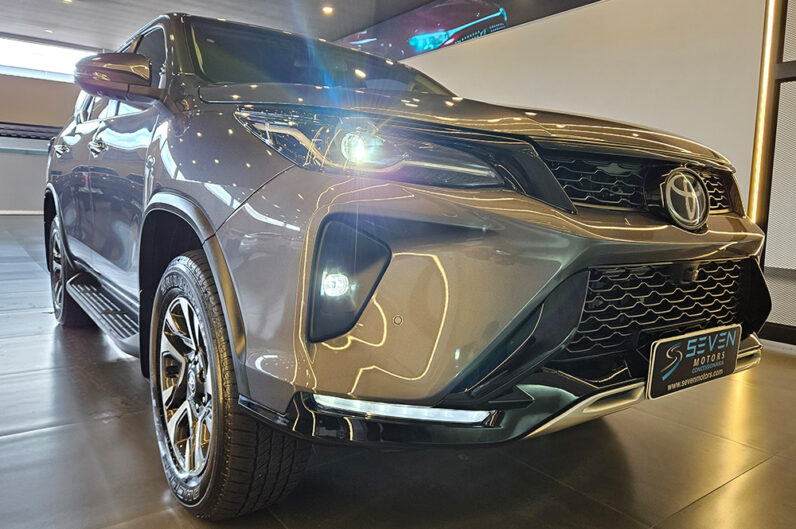 TOYOTA HILUX SW4 2.8 D-4D TURBO DIESEL SRX PLATINUM 7L 4X4 AUTOMÁTICO