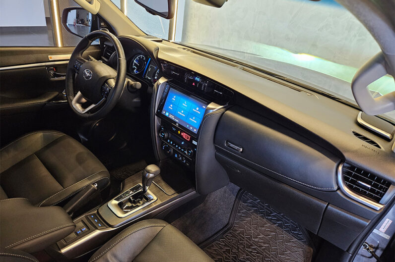 TOYOTA HILUX SW4 2.8 D-4D TURBO DIESEL SRX PLATINUM 7L 4X4 AUTOMÁTICO