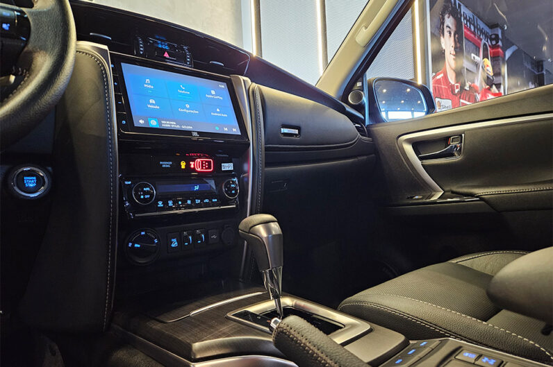 TOYOTA HILUX SW4 2.8 D-4D TURBO DIESEL SRX PLATINUM 7L 4X4 AUTOMÁTICO