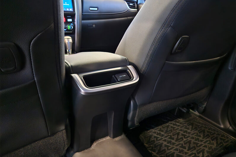 TOYOTA HILUX SW4 2.8 D-4D TURBO DIESEL SRX PLATINUM 7L 4X4 AUTOMÁTICO