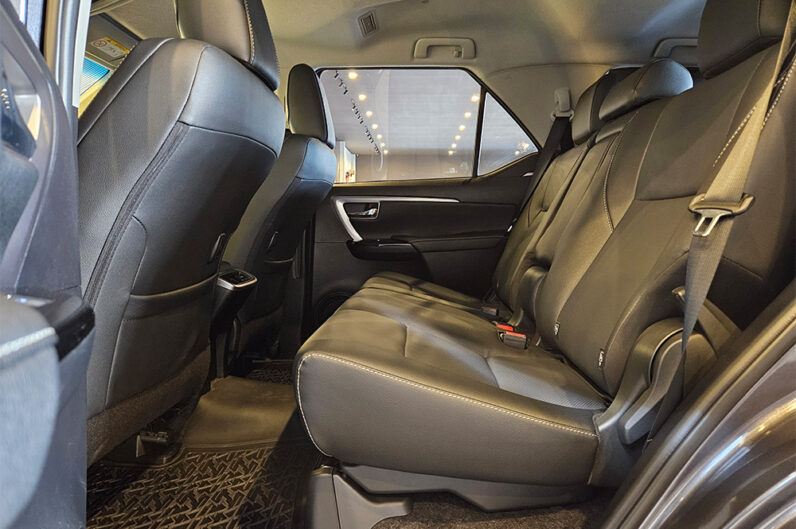 TOYOTA HILUX SW4 2.8 D-4D TURBO DIESEL SRX PLATINUM 7L 4X4 AUTOMÁTICO