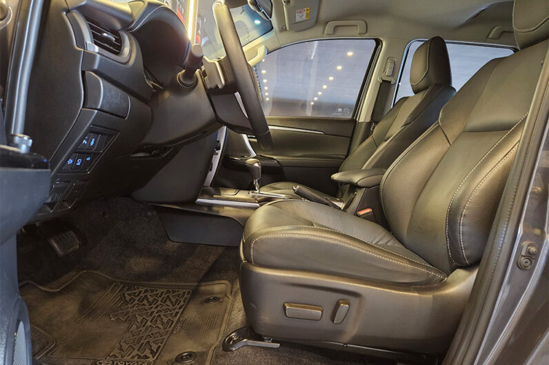 TOYOTA HILUX SW4 2.8 D-4D TURBO DIESEL SRX PLATINUM 7L 4X4 AUTOMÁTICO