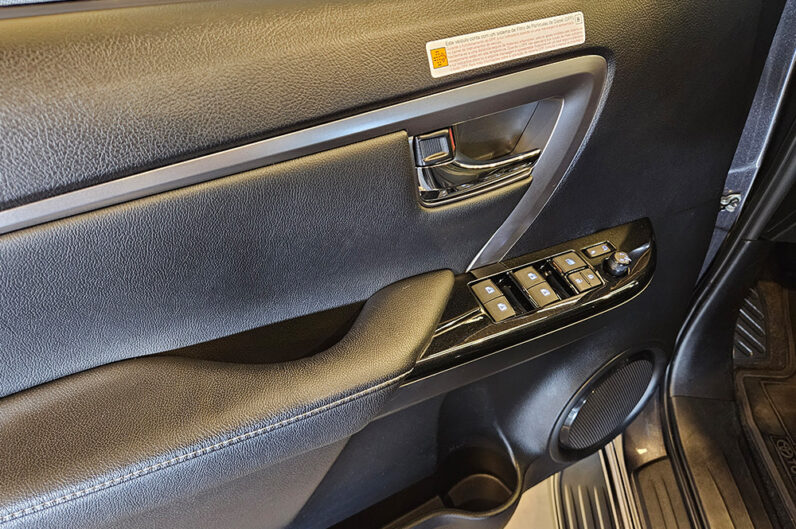 TOYOTA HILUX SW4 2.8 D-4D TURBO DIESEL SRX PLATINUM 7L 4X4 AUTOMÁTICO