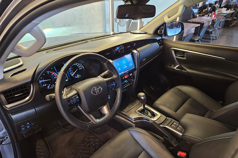 TOYOTA HILUX SW4 2.8 D-4D TURBO DIESEL SRX PLATINUM 7L 4X4 AUTOMÁTICO