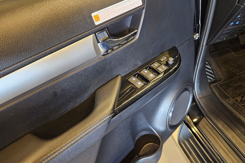 TOYOTA HILUX 2.8 D-4D TURBO DIESEL CD SRX 4X4 AUTOMÁTICO 2023