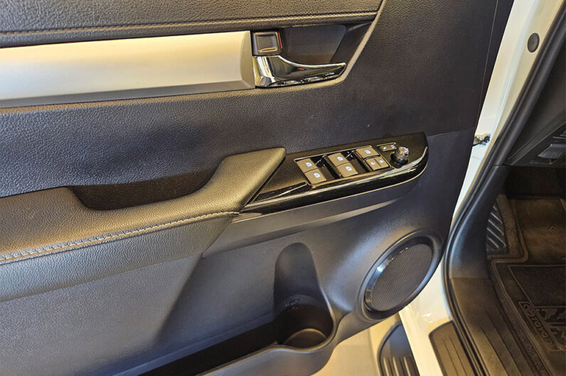 TOYOTA HILUX 2.8 D-4D TURBO DIESEL CD SRV 4X4 AUTOMÁTICO 2025