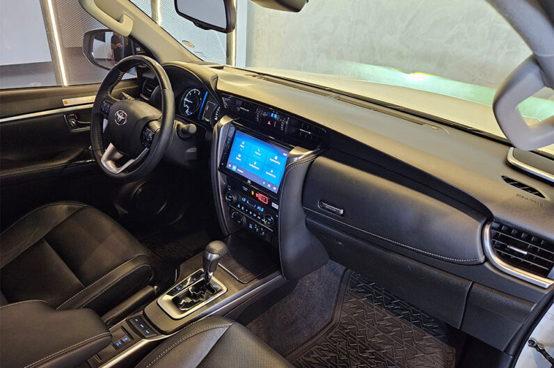 TOYOTA HILUX SW4 2.8 D-4D TURBO DIESEL SRX 4X4 AUTOMÁTICO 2024