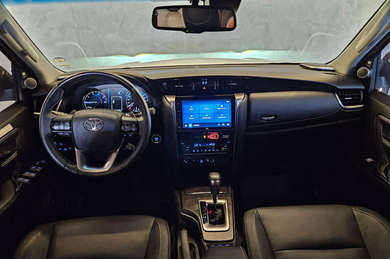 TOYOTA HILUX SW4 2.8 D-4D TURBO DIESEL SRX 4X4 AUTOMÁTICO 2024