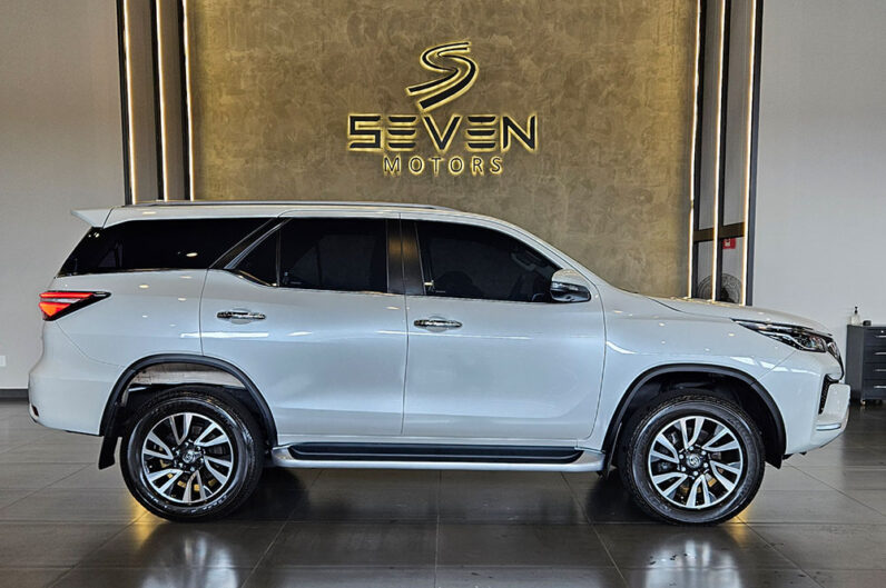 TOYOTA HILUX SW4 2.8 D-4D TURBO DIESEL SRX 4X4 AUTOMÁTICO 2024