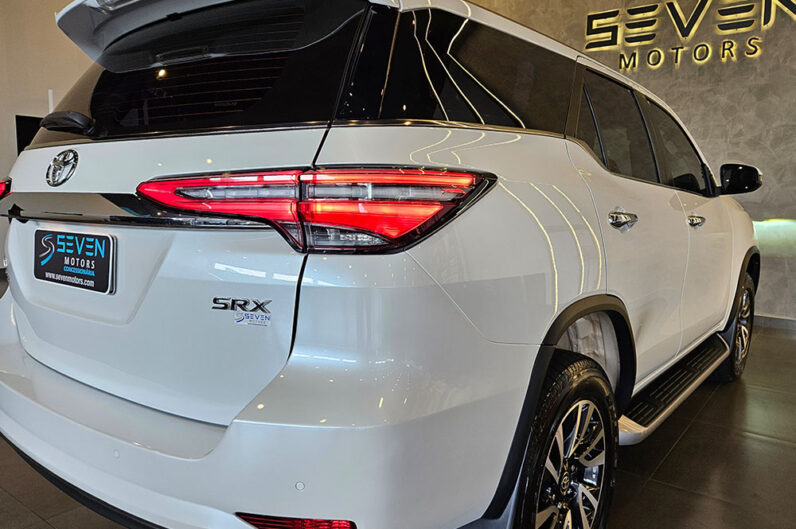 TOYOTA HILUX SW4 2.8 D-4D TURBO DIESEL SRX 4X4 AUTOMÁTICO 2024