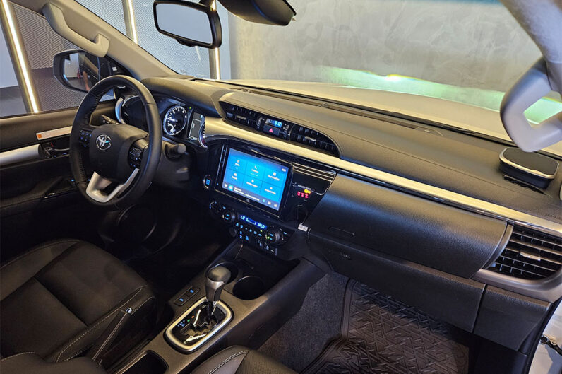 TOYOTA HILUX 2.8 D-4D TURBO DIESEL CD SRX 4X4 AUTOMÁTICO 2025