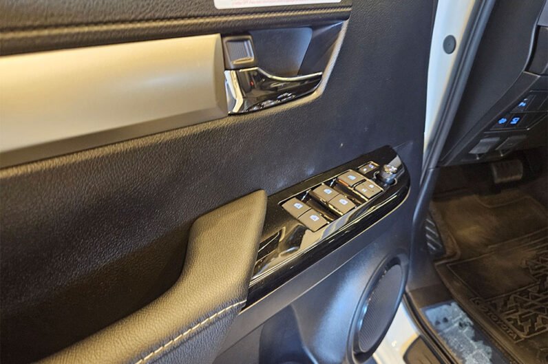 TOYOTA HILUX 2.8 D-4D TURBO DIESEL CD SRX 4X4 AUTOMÁTICO 2025