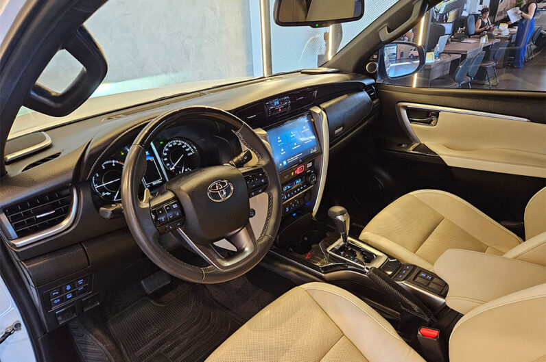 TOYOTA HILUX SW4 2.8 D-4D TURBO DIESEL DIAMOND 7L 4X4 2024