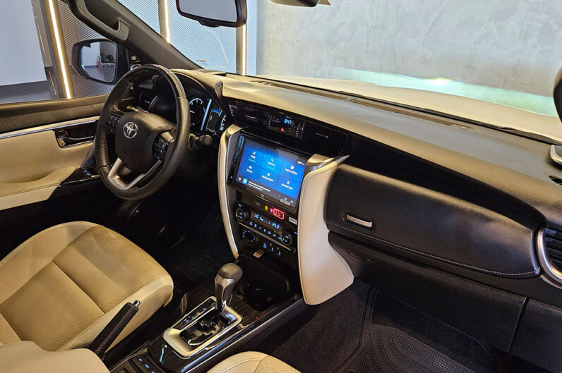 TOYOTA HILUX SW4 2.8 D-4D TURBO DIESEL DIAMOND 7L 4X4 2024