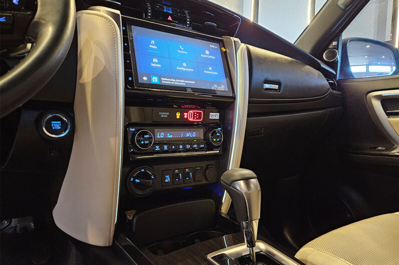 TOYOTA HILUX SW4 2.8 D-4D TURBO DIESEL DIAMOND 7L 4X4 2024