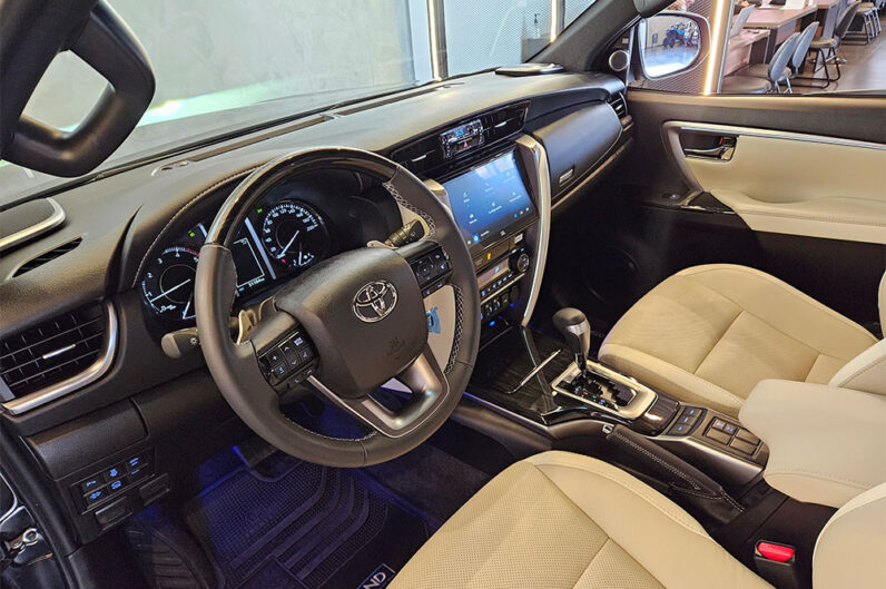 TOYOTA HILUX SW4 2.8 D-4D TURBO DIESEL DIAMOND 7L 4X4 AUTOMÁTICO 2025