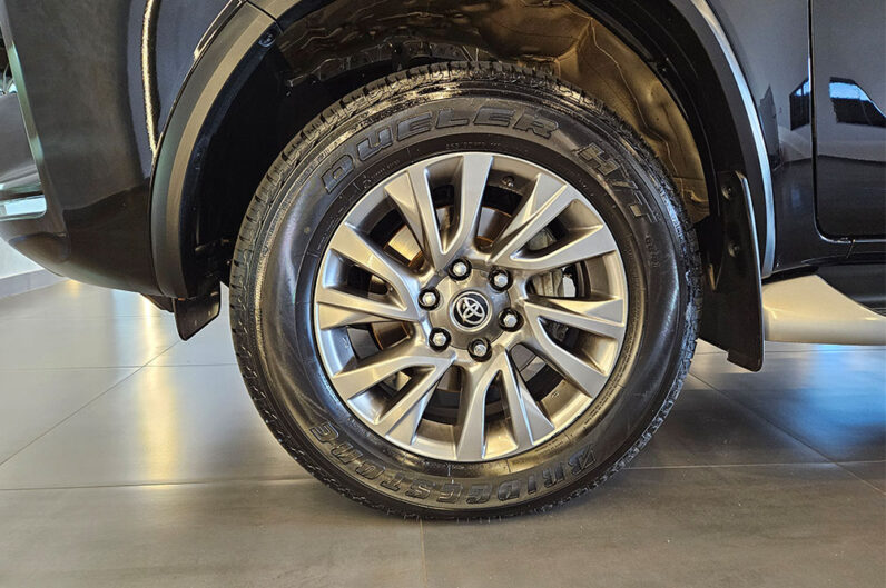 TOYOTA HILUX SW4 2.8 D-4D TURBO DIESEL SRX 7L 4X4 AUTOMÁTICO 2022