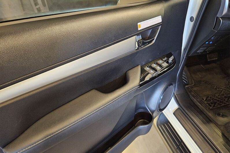 TOYOTA HILUX 2.8 D-4D TURBO DIESEL CD SRX 4X4 AUTOMÁTICO 2025