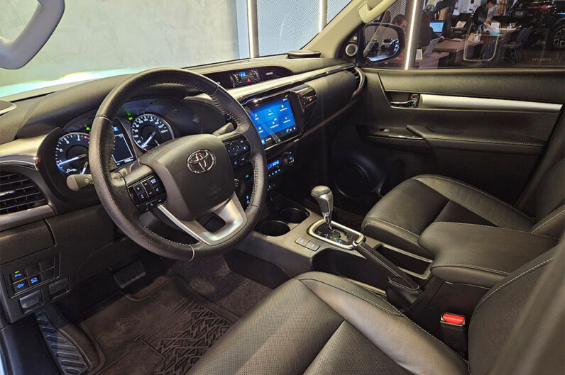 TOYOTA HILUX 2.8 D-4D TURBO DIESEL CD SRX 4X4 AUTOMÁTICO 2025