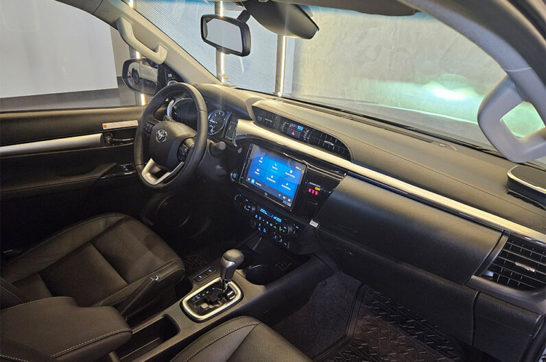 TOYOTA HILUX 2.8 D-4D TURBO DIESEL CD SRX 4X4 AUTOMÁTICO 2025