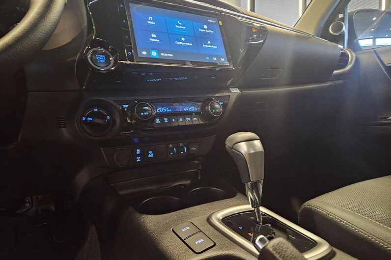 TOYOTA HILUX 2.8 D-4D TURBO DIESEL CD SRX 4X4 AUTOMÁTICO 2025
