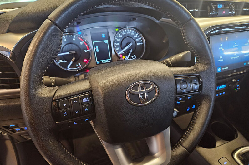TOYOTA HILUX 2.8 D-4D TURBO DIESEL CD SRX 4X4 AUTOMÁTICO 2025