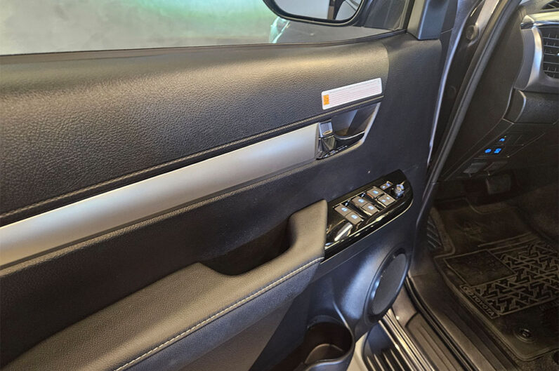 TOYOTA HILUX 2.8 D-4D TURBO DIESEL CD SRX 4X4 AUTOMÁTICO 2025