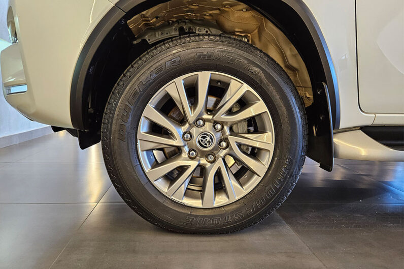 TOYOTA HILUX SW4 2.8 D-4D TURBO DIESEL SRX 7L 4X4 AUTOMÁTICO 2023