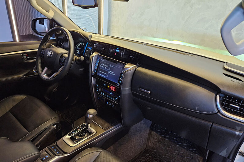 TOYOTA HILUX SW4 2.8 D-4D TURBO DIESEL SRX 7L 4X4 AUTOMÁTICO 2023