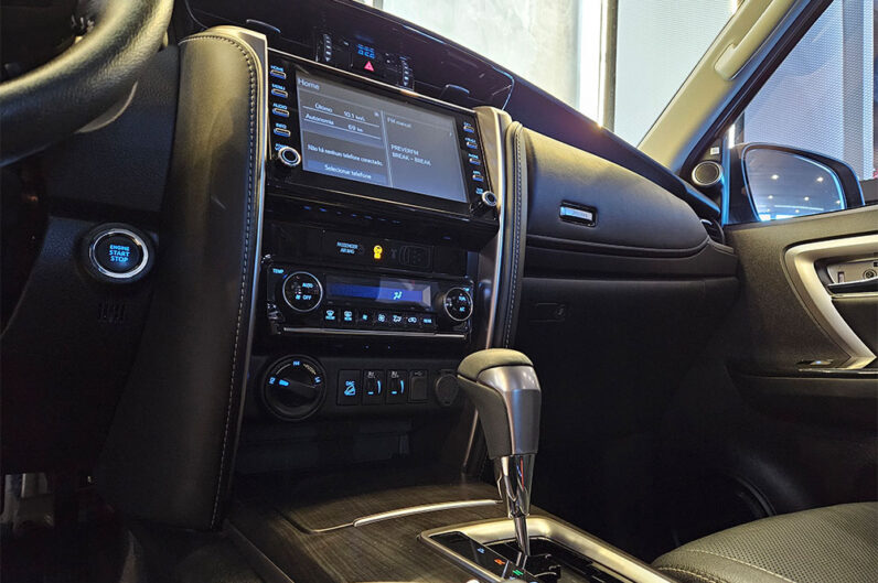 TOYOTA HILUX SW4 2.8 D-4D TURBO DIESEL SRX 7L 4X4 AUTOMÁTICO 2023