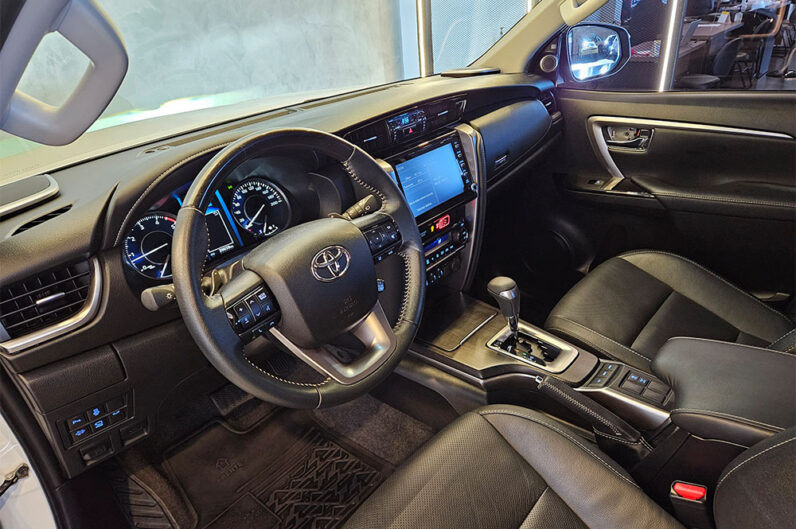 TOYOTA HILUX SW4 2.8 D-4D TURBO DIESEL SRX 7L 4X4 AUTOMÁTICO 2023