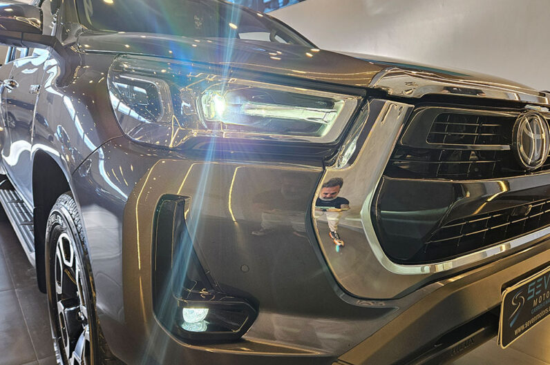 TOYOTA HILUX 2.8 D-4D TURBO DIESEL CD SRX 4X4 AUTOMÁTICO 2023