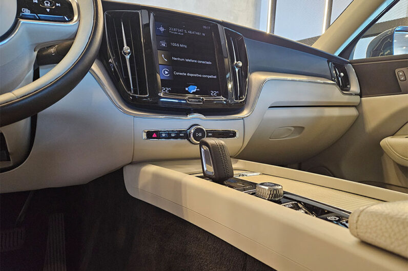 VOLVO XC60 2.0 T8 HYBRID MOMENTUM AWD GEARTRONIC 2021