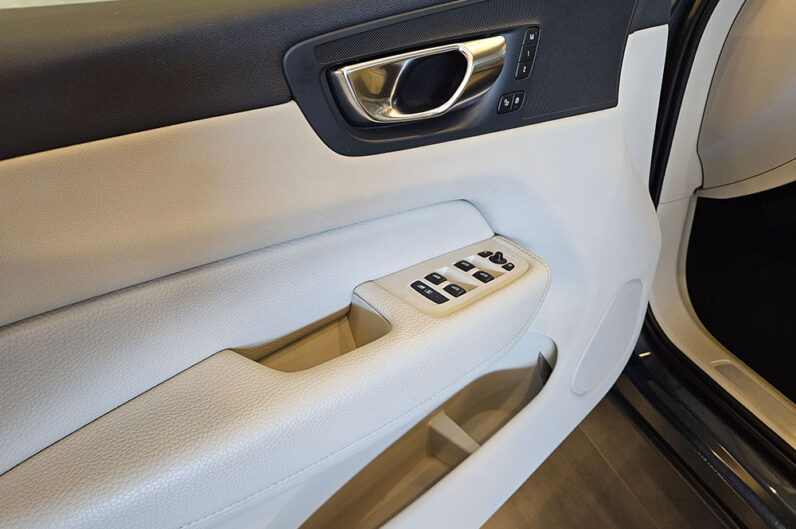 VOLVO XC60 2.0 T8 HYBRID MOMENTUM AWD GEARTRONIC 2021