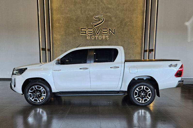 TOYOTA HILUX 2.8 D-4D TURBO DIESEL CD SRX 4X4 AUTOMÁTICO 2024
