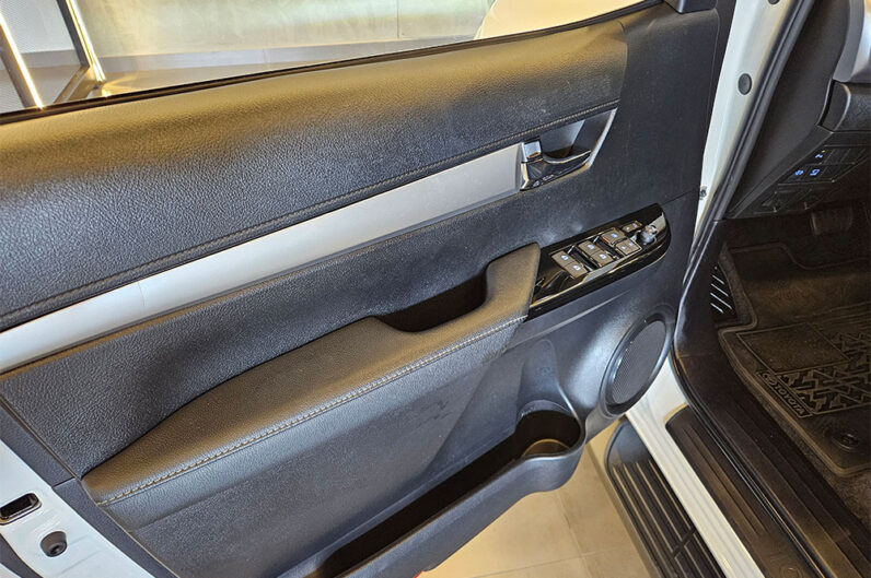 TOYOTA HILUX 2.8 D-4D TURBO DIESEL CD SRX 4X4 AUTOMÁTICO 2024