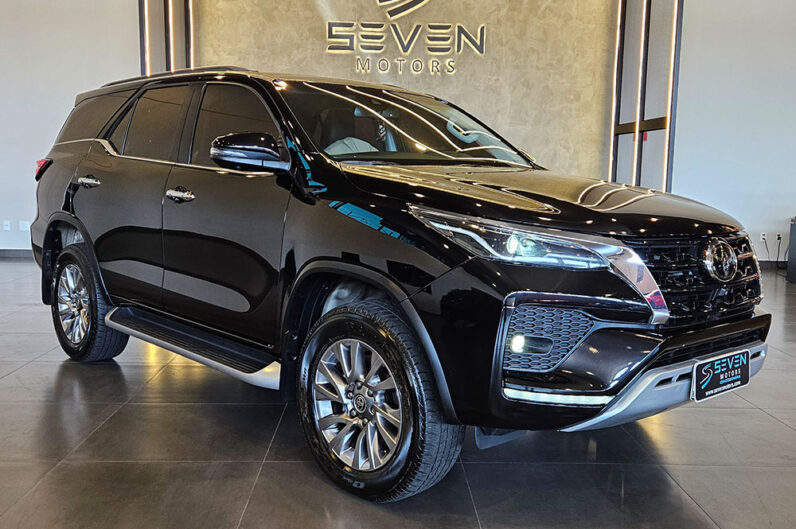 TOYOTA HILUX SW4 2.8 D-4D TURBO DIESEL SRX 7L 4X4 AUTOMÁTICO 2022