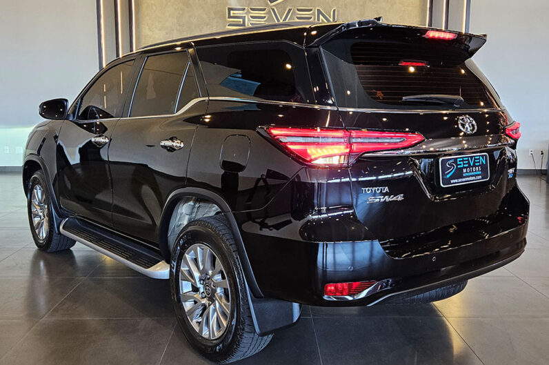 TOYOTA HILUX SW4 2.8 D-4D TURBO DIESEL SRX 7L 4X4 AUTOMÁTICO 2022
