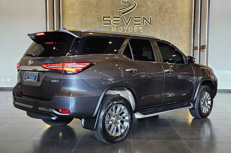 TOYOTA HILUX SW4 2.8 D-4D TURBO DIESEL SRX 7L 4X4 AUTOMÁTICO