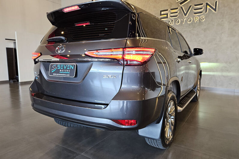 TOYOTA HILUX SW4 2.8 D-4D TURBO DIESEL SRX 7L 4X4 AUTOMÁTICO