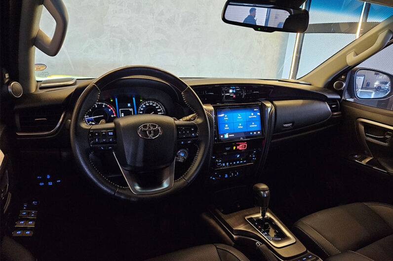 TOYOTA HILUX SW4 2.8 D-4D TURBO DIESEL SRX 7L 4X4 AUTOMÁTICO