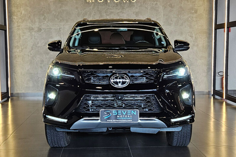 TOYOTA HILUX SW4 2.8 D-4D TURBO DIESEL SRX PLATINUM 7L 4X4 AUTOMÁTICO
